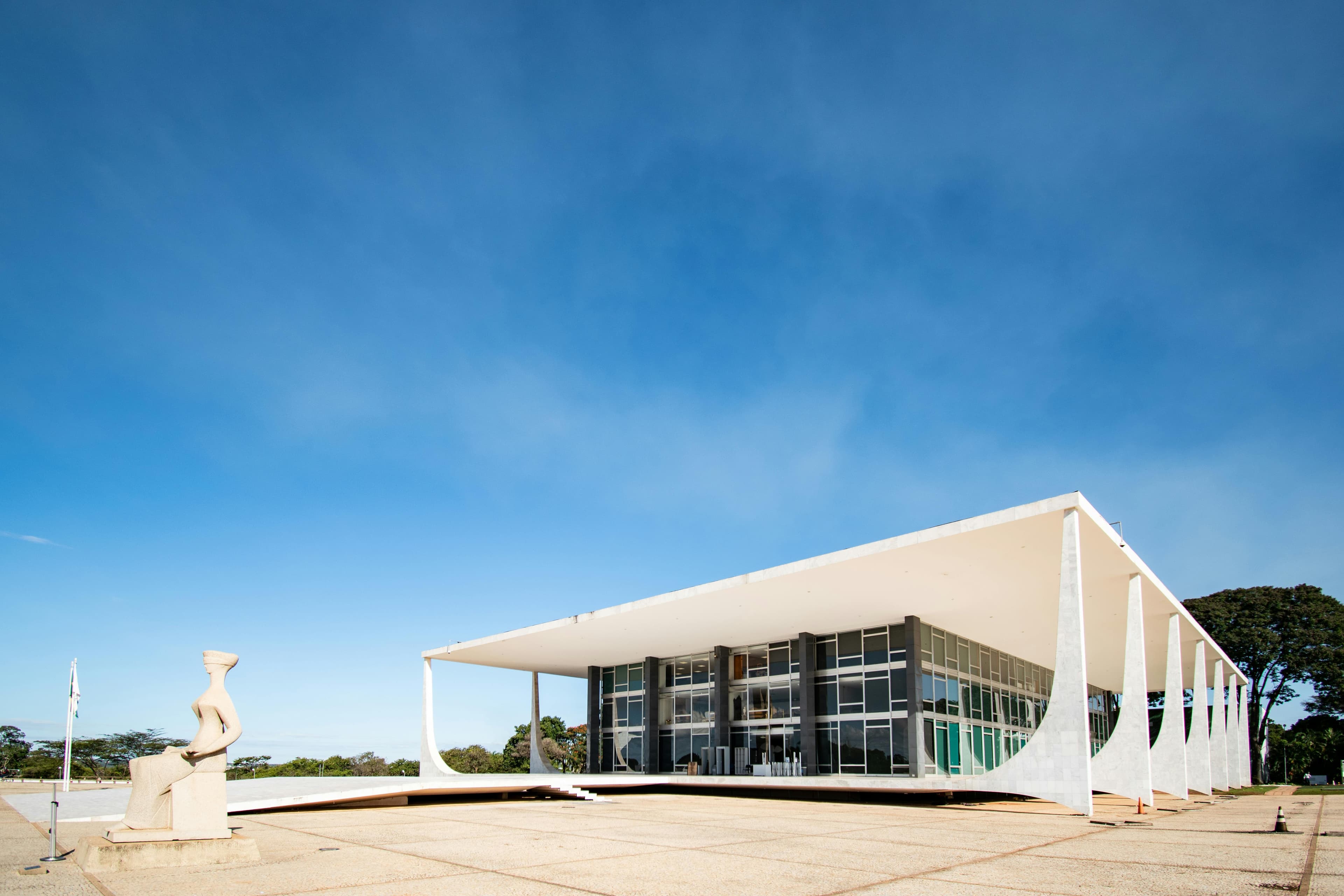 Supremo Tribunal Federal e a escultura A Justiça, em Brasília